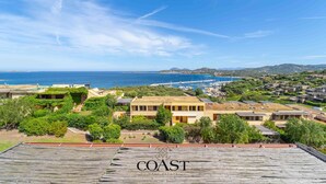 A coastal residential area with houses, a marina, and a clear view of the sea. - Asfodeli - Flat with sea view and WiFi (Olbia)