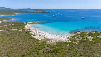 Una spiaggia nelle vicinanze