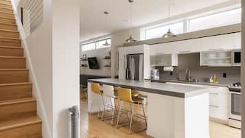 Frigorífico, microondas, horno y placa de cocina