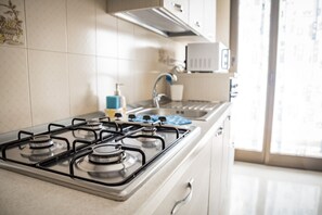Kühlschrank, Ofen, Kochgeschirr/Geschirr/Besteck