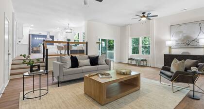 Newly Renovated Luxury 4-bedroom house in lovely Charlotte with WiFi and AC