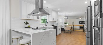 Newly Renovated Luxury 4-bedroom house in lovely Charlotte with WiFi and AC