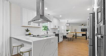 Newly Renovated Luxury 4-bedroom house in lovely Charlotte with WiFi and AC