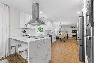 Newly Renovated Luxury 4-bedroom house in lovely Charlotte with WiFi and AC