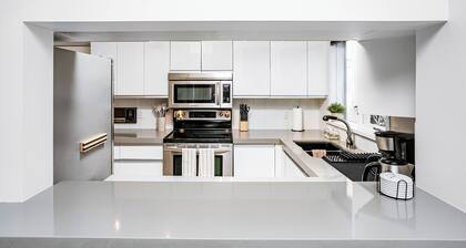 Chic Central 4BDRM Home-King Bed-AirHockey-Mins DT