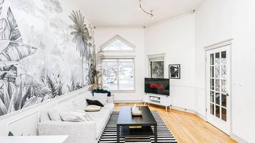 Smart TV, fireplace