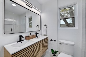 Douche, sèche-cheveux, serviettes fournies, savon