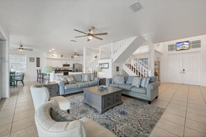 TV connectée, baby-foot, livres