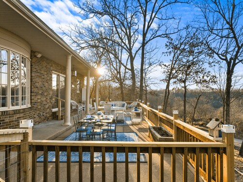 Gorgeous Lake House with Game Room featuring Breath-taking Views of Norfolk Lake