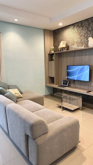 Smart TV - Vero Soluna: 3BR Hideaway (Bali)