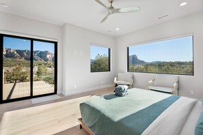 4 chambres, fer et planche à repasser, lit de bébé portatif