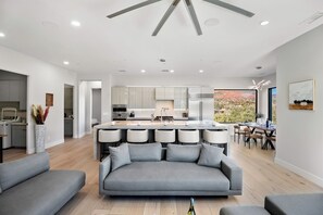 Téléviseur connecté, foyer, table de baby-foot