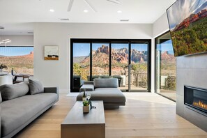 Téléviseur connecté, foyer, table de baby-foot