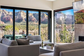 Téléviseur connecté, foyer, table de baby-foot