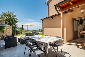 Outdoor dining - Apartment Mateo (Istria - Kaštelir) (Kaštelir)