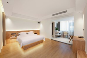 Standard Double Room | Individually furnished, blackout drapes, iron/ironing board, free WiFi - Hidden Dragon Villa (Guilin)
