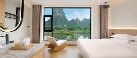 Muebles diferentes, cortinas blackout y tabla de planchar con plancha