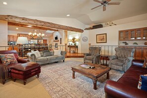 Smart-tv, een open haard, boeken en een kantoor