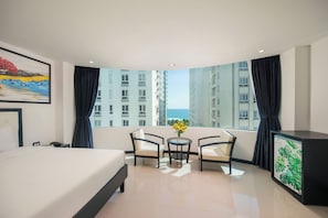 Kamar Deluks, 1 Tempat Tidur Queen, pemandangan laut | Seprai premium, minibar, brankas, dan meja kerja