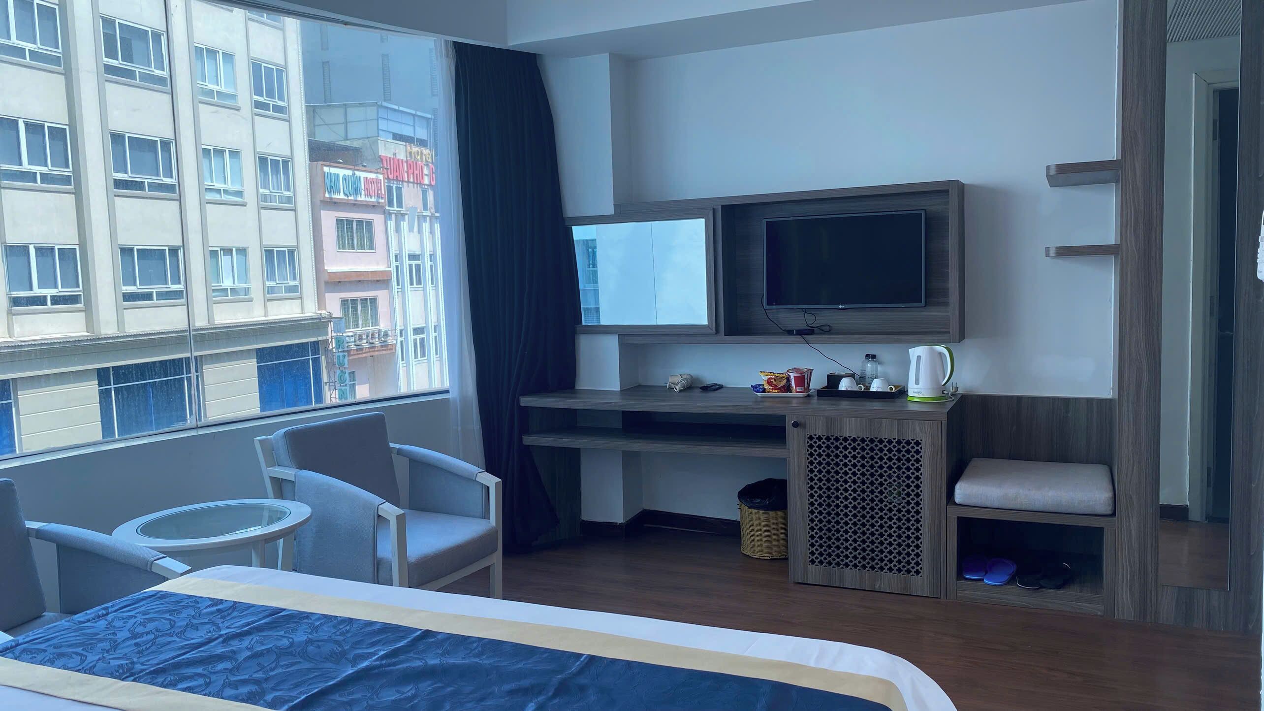 特色客房, 1 张特大床, 城市景观 | 高档床上用品、迷你吧、客房内保险箱、办公桌