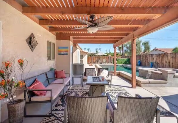 Outdoor dining - Palm Desert ‧ Comfort Pool & Firepit Near El Paseo (Palm Desert)