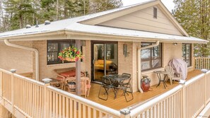 Outdoor dining - 4-Bedroom Home on Moon Lake (Iron Mountain)