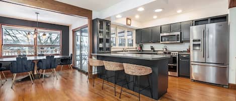 Een magnetron, een oven, een kookplaat, een vaatwasser