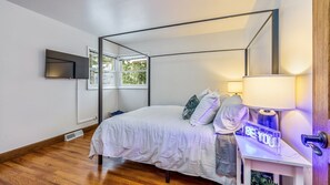 4 bedrooms, iron/ironing board, WiFi, bed sheets