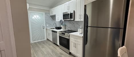 Frigorífico, microondas, horno y placa de cocina