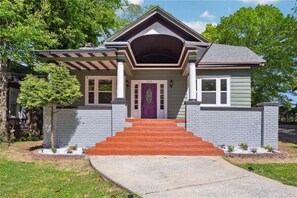 Exterior detail - Beautiful 1920s restoration home in Atlanta - King Suite and private parking (Atlanta)