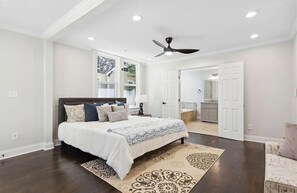 4 bedrooms, iron/ironing board, WiFi, bed sheets - Beautiful 1920s restoration home in Atlanta - King Suite and private parking (Atlanta)