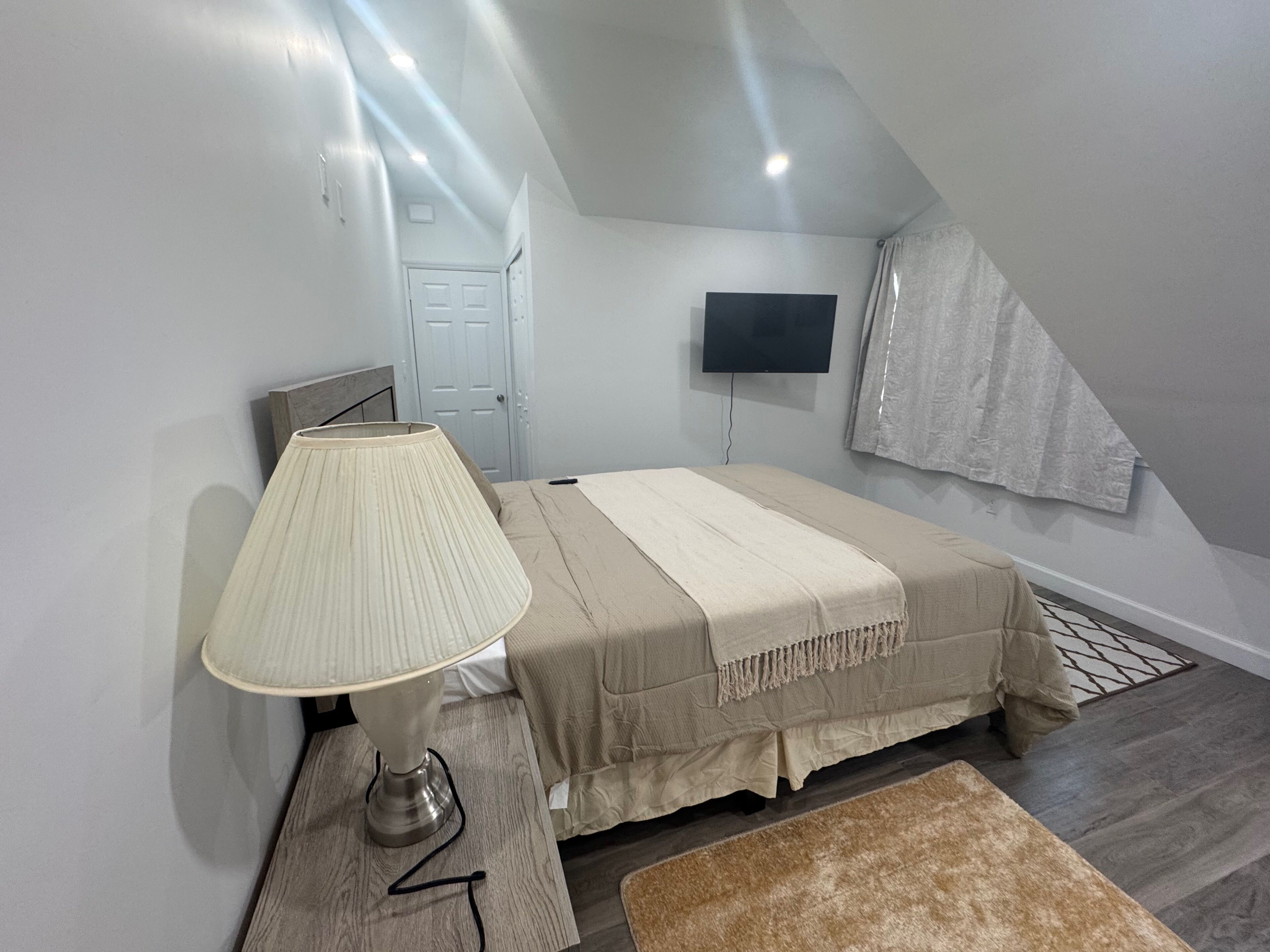 2 室のベッドルーム、アイロン / アイロン台、WiFi (無料)、ベッドシーツ