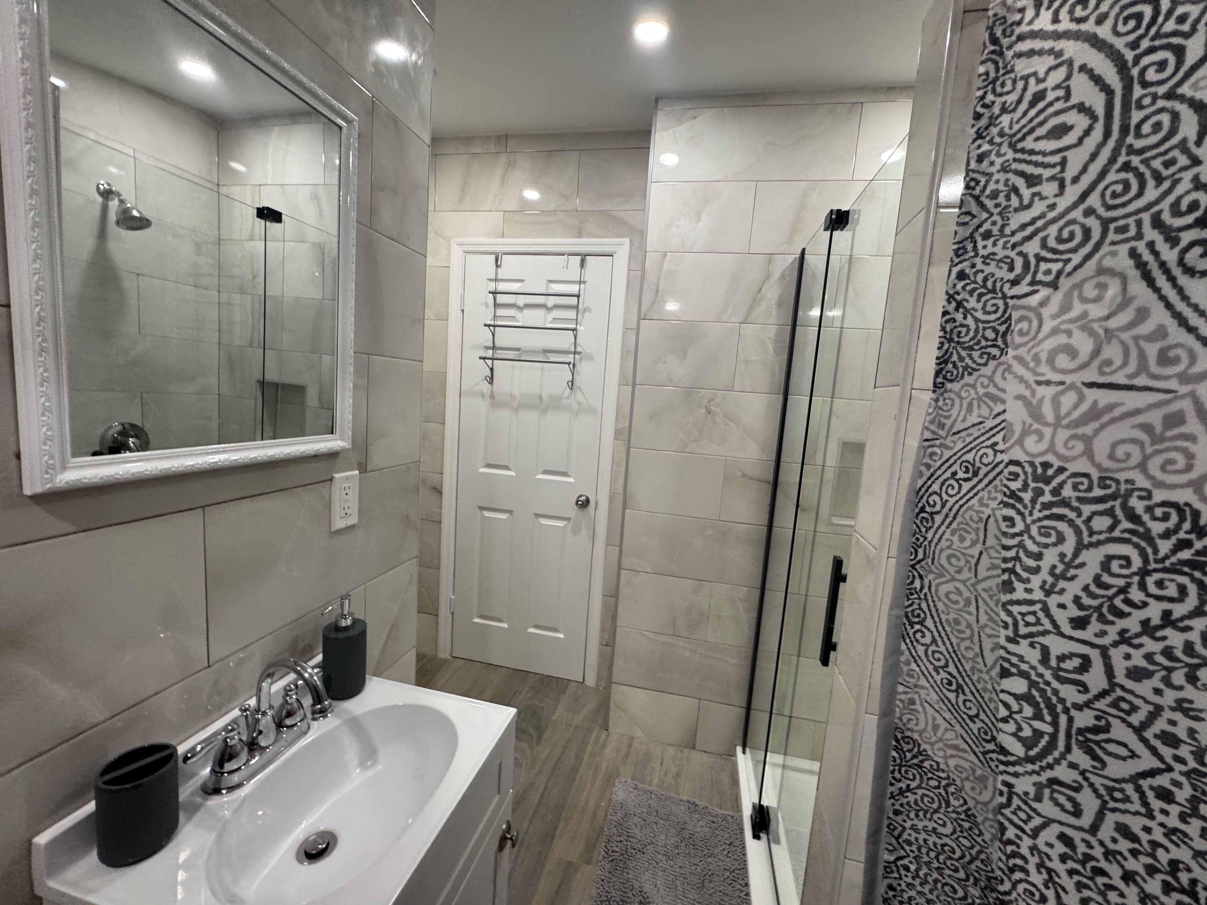 Sèche-cheveux, serviettes fournies, savon, shampoing