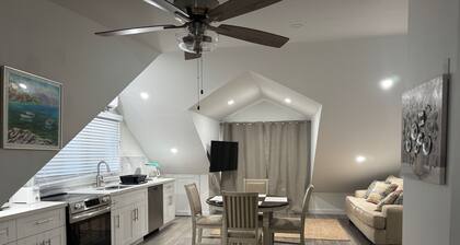 Nassau Hideaway: Steps away from the beach, Down Town, Cable Beach, PI & more.