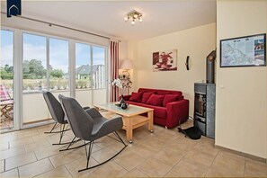 Télévision, cheminée, table de tennis de table, chaîne hi-fi