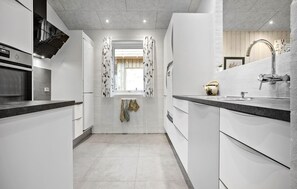 Fridge, oven, stovetop, dishwasher - Beautiful home in Spøttrup with WiFi (Spøttrup)