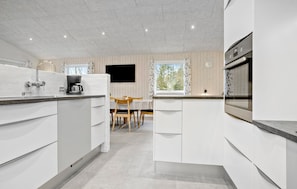 Réfrigérateur, four  à micro-ondes, un four, surface de cuisson