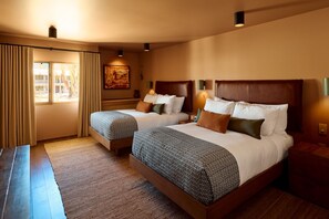 Premium bedding, pillow-top beds, minibar, in-room safe - Hotel Willa (Taos)