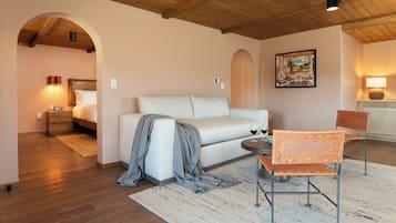 Suite Deluxe, vistas a la montaña | Zona de estar | Una televisión de pantalla plana, una impresora