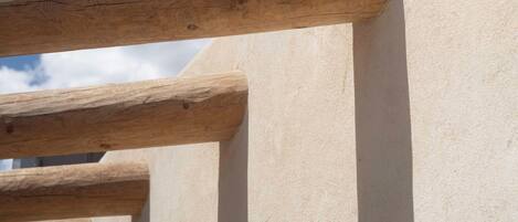 Una struttura in legno con un cielo sereno sullo sfondo.