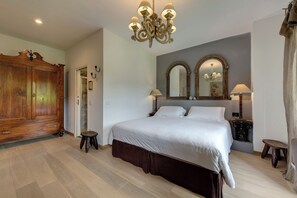 7 bedrooms, iron/ironing board, WiFi, bed sheets
