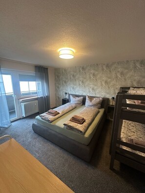3 bedrooms, desk, iron/ironing board, free WiFi - Renovated apartment MaKi 9 pers. Euro-Park, Rulantica, Strasbourg, Black Forest (Friesenheim)