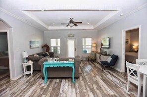 TV connectée, lecteur de DVD, livres, vidéothèque