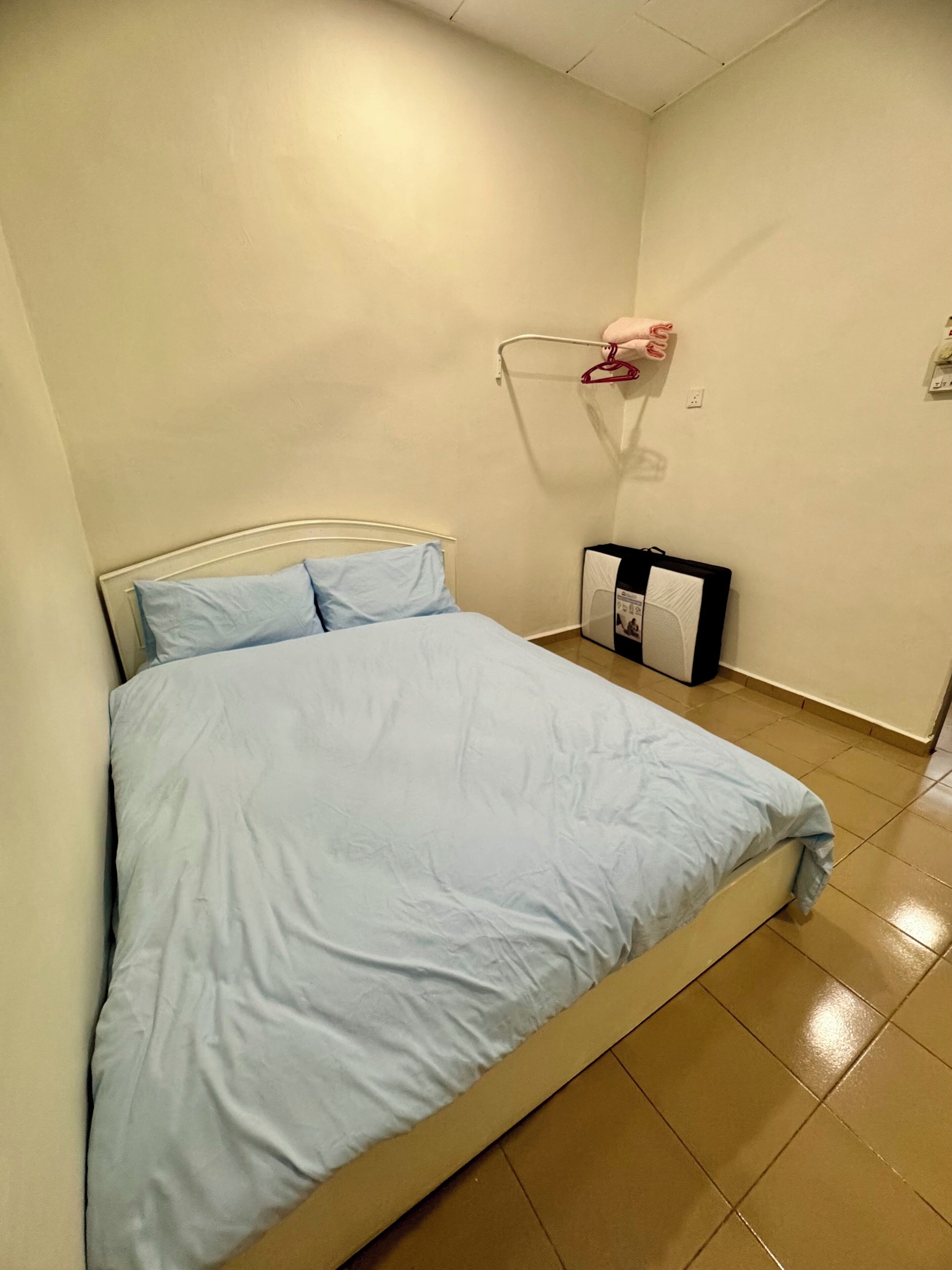 3 habitaciones, escritorio, tabla de planchar con plancha y wifi 