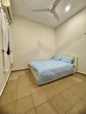 3 bedrooms, desk, iron/ironing board, WiFi