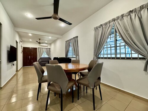 10pax 3-bedroom house with WiFi and AC ALMA@Near AEON大山脚