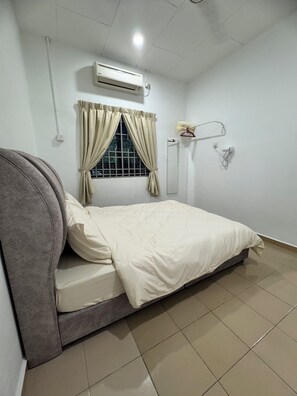 3 dormitorios, escritorio, tabla de planchar con plancha y wifi