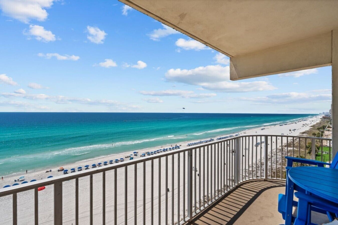 Ein Balkon mit Blick auf Strand und Meer.