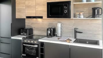 Frigorífico, horno, placa de cocina y tostadora