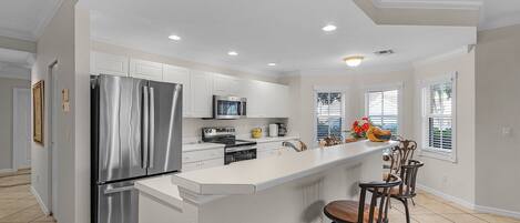 Een koelkast, een microgolfoven, een oven, een kookplaat